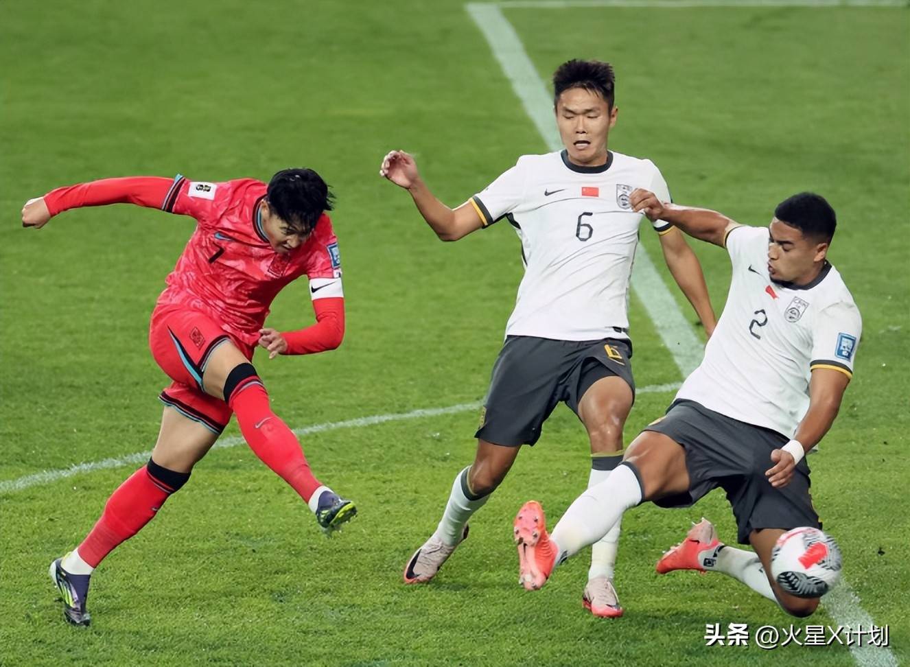 关于足球联赛战况激烈，球员全力以赴奋勇拼搏的信息