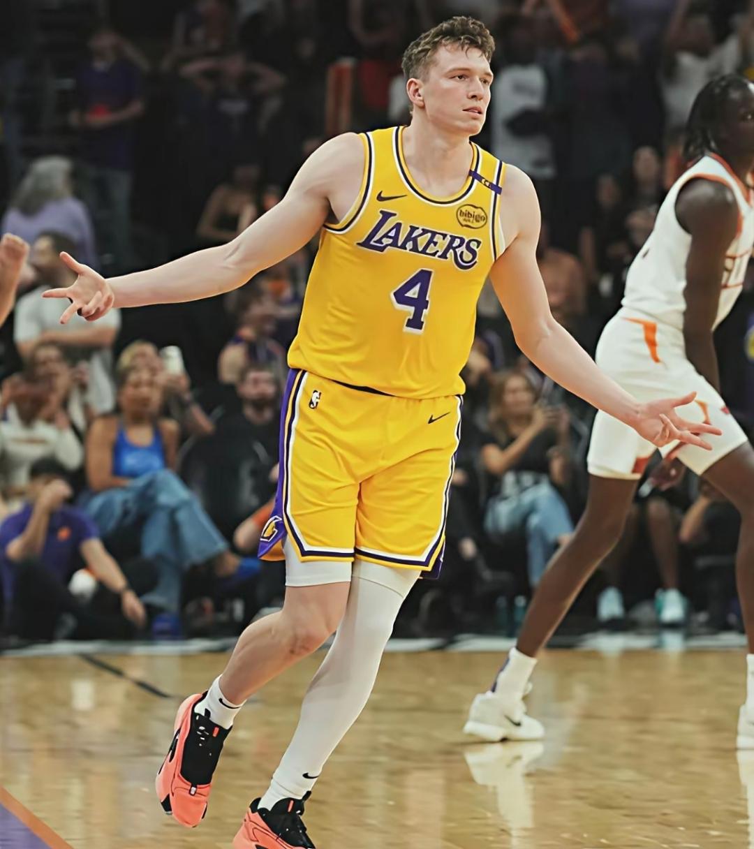 爵士主场力克湖人，戈贝尔震慑内线的简单介绍