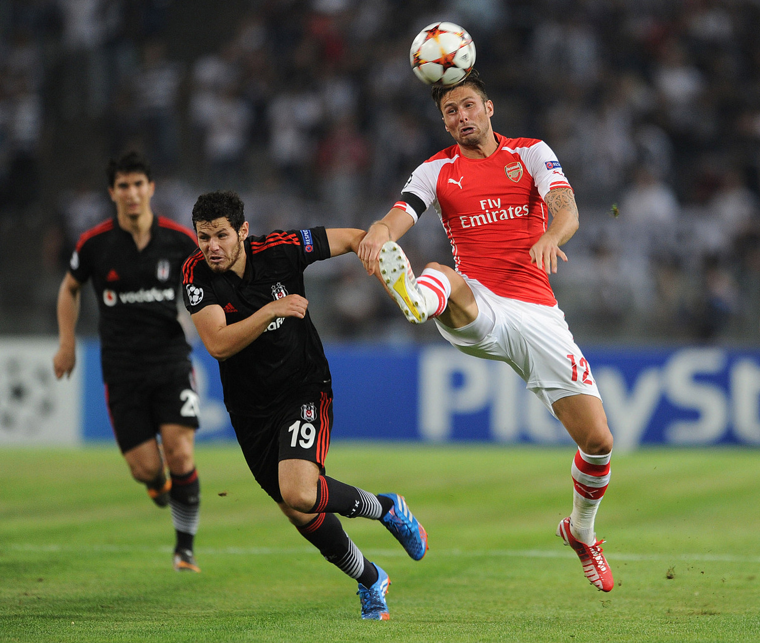 关于阿森纳教练组正在研究战术变化，提高球队战斗力的信息