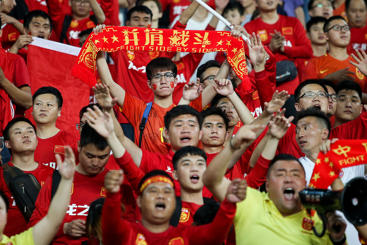 心有激情！足球赛场上的对抗让人为之振奋的简单介绍