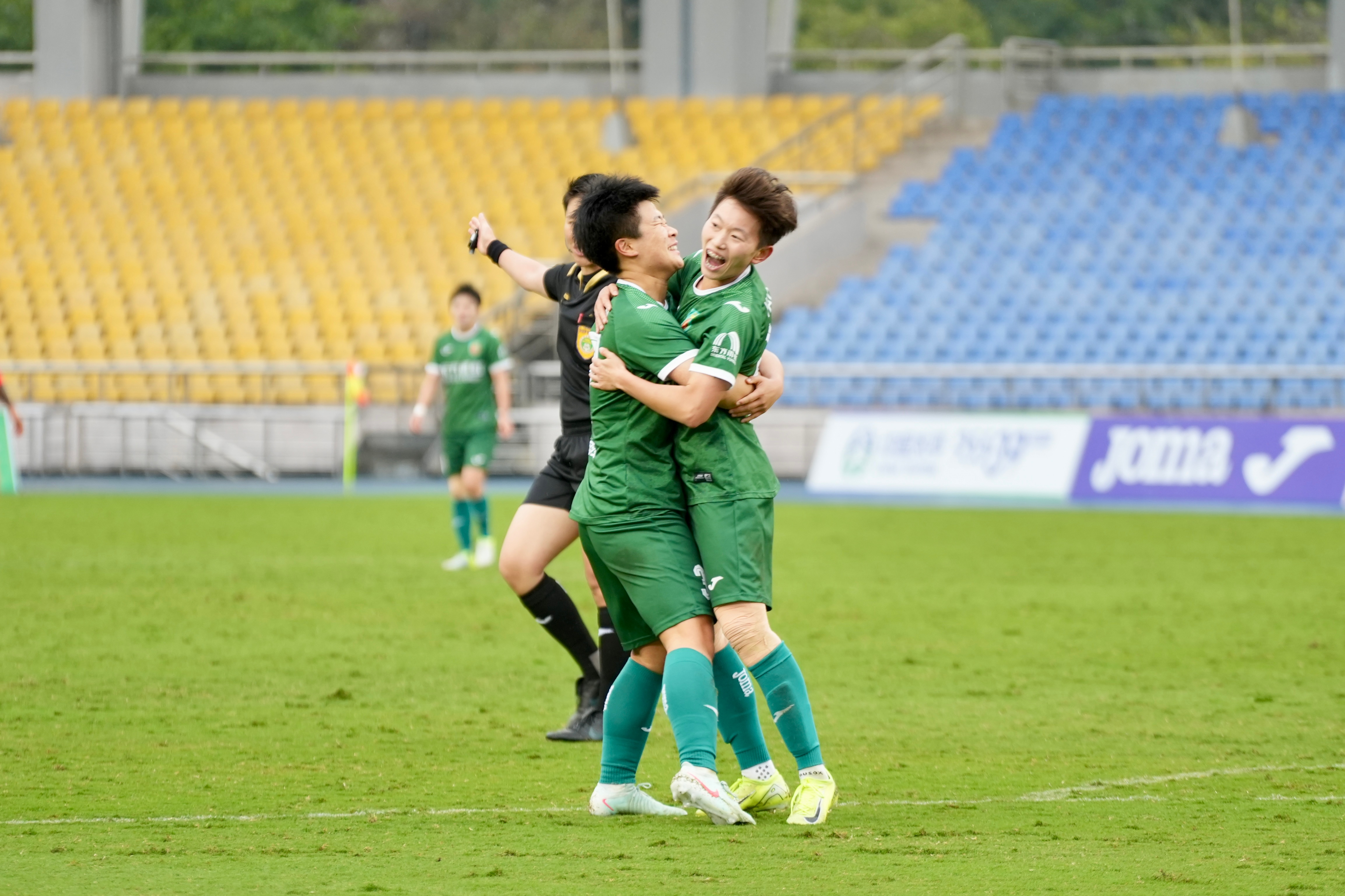 关于顶级女足赛事引爆热度，球场上激战不断的信息