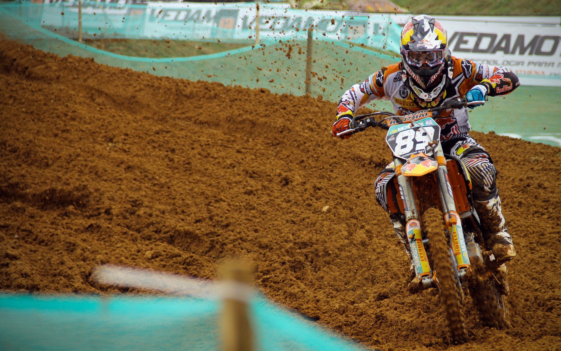 诺里斯点燃赛场，阿斯顿马丁如何翻盘雷诺车队？